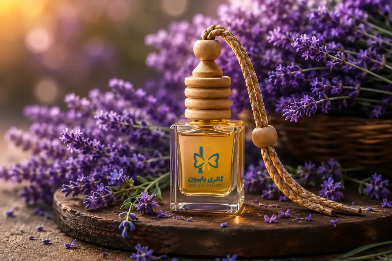 خوشبوکننده خودرو گالری پاپیون با رایحه لوندر در کنار گلهای اسطوخودوس